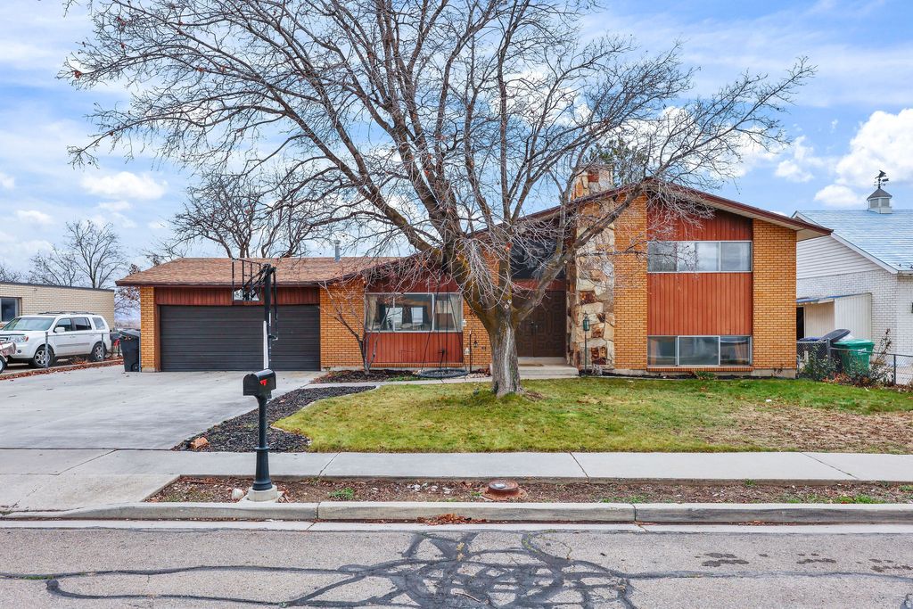 Photo of 2027 W LAKEVIEW DR N, Provo, UT 84601 (MLS # 2129059)