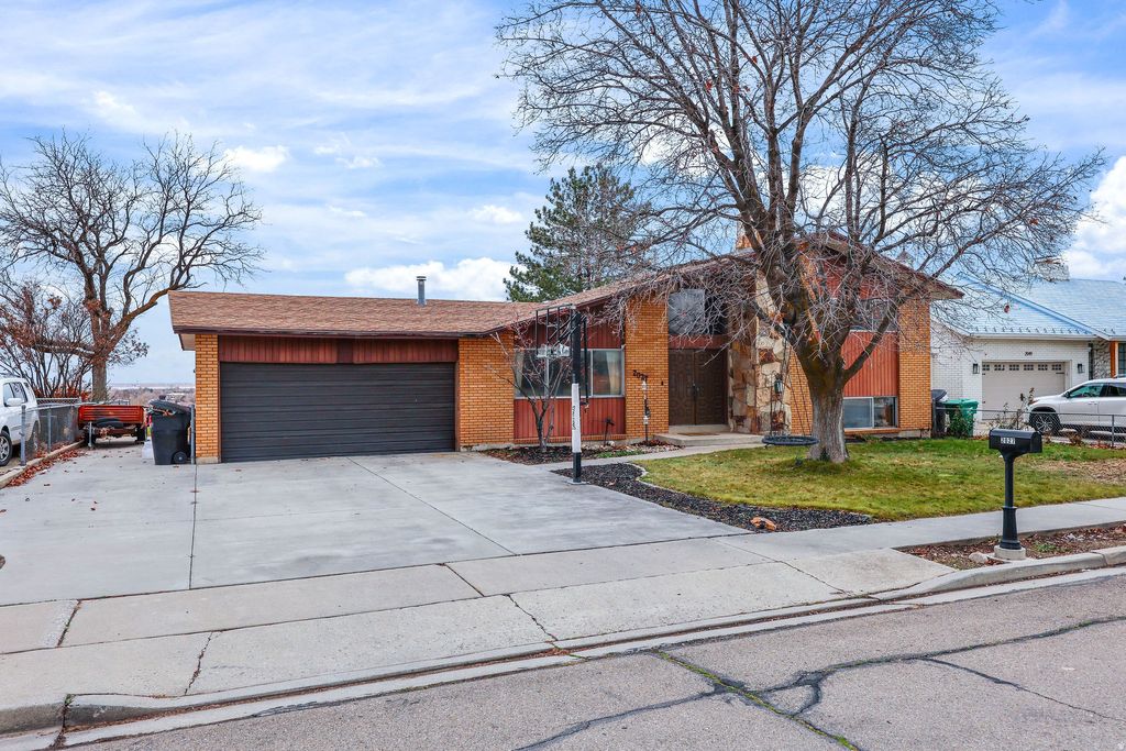 Photo of 2027 W LAKEVIEW DR N, Provo, UT 84601 (MLS # 2129059)