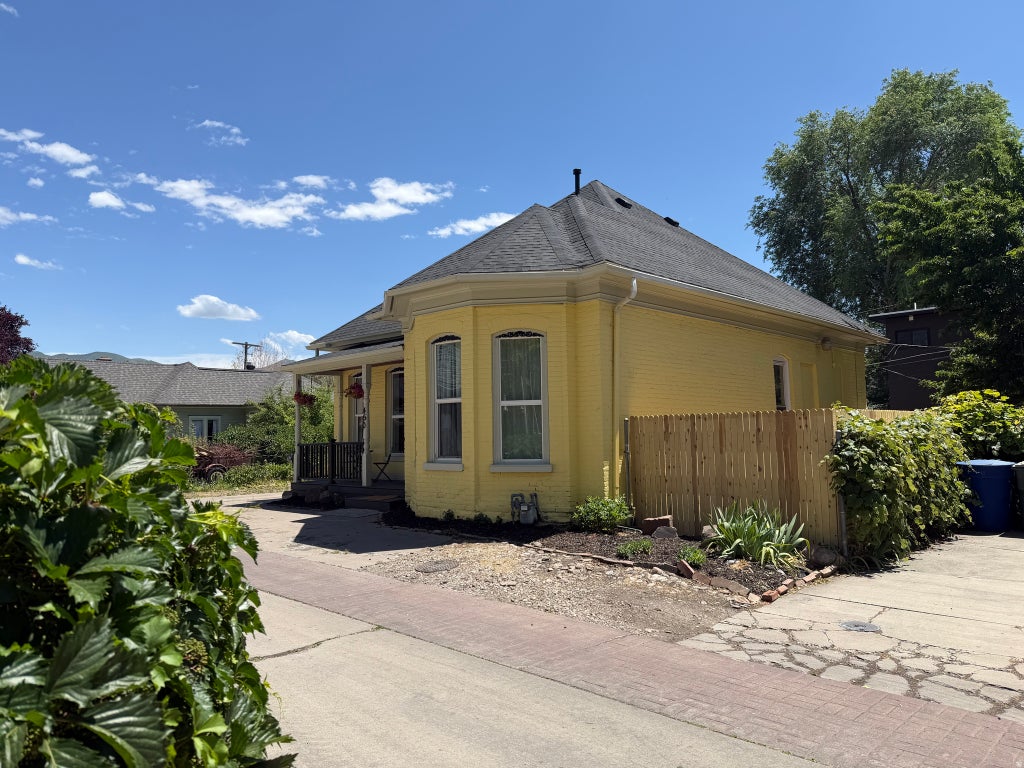 Photo of 450 E SEGO AVE, Salt Lake City, UT 84111 (MLS # 2162600)