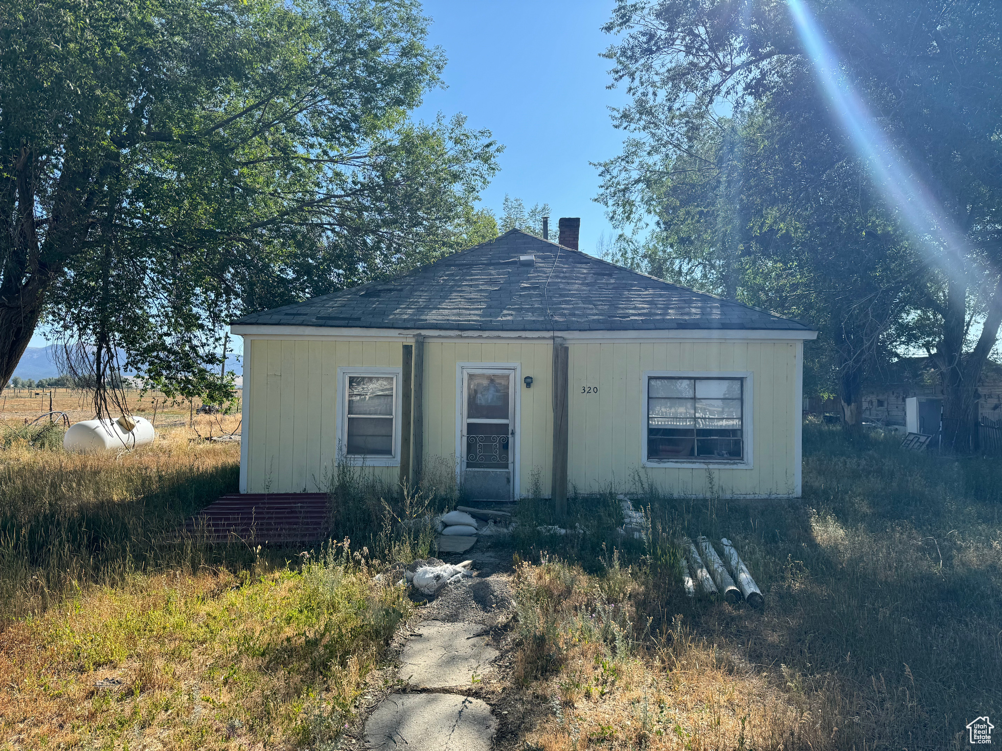 Main image without alt text