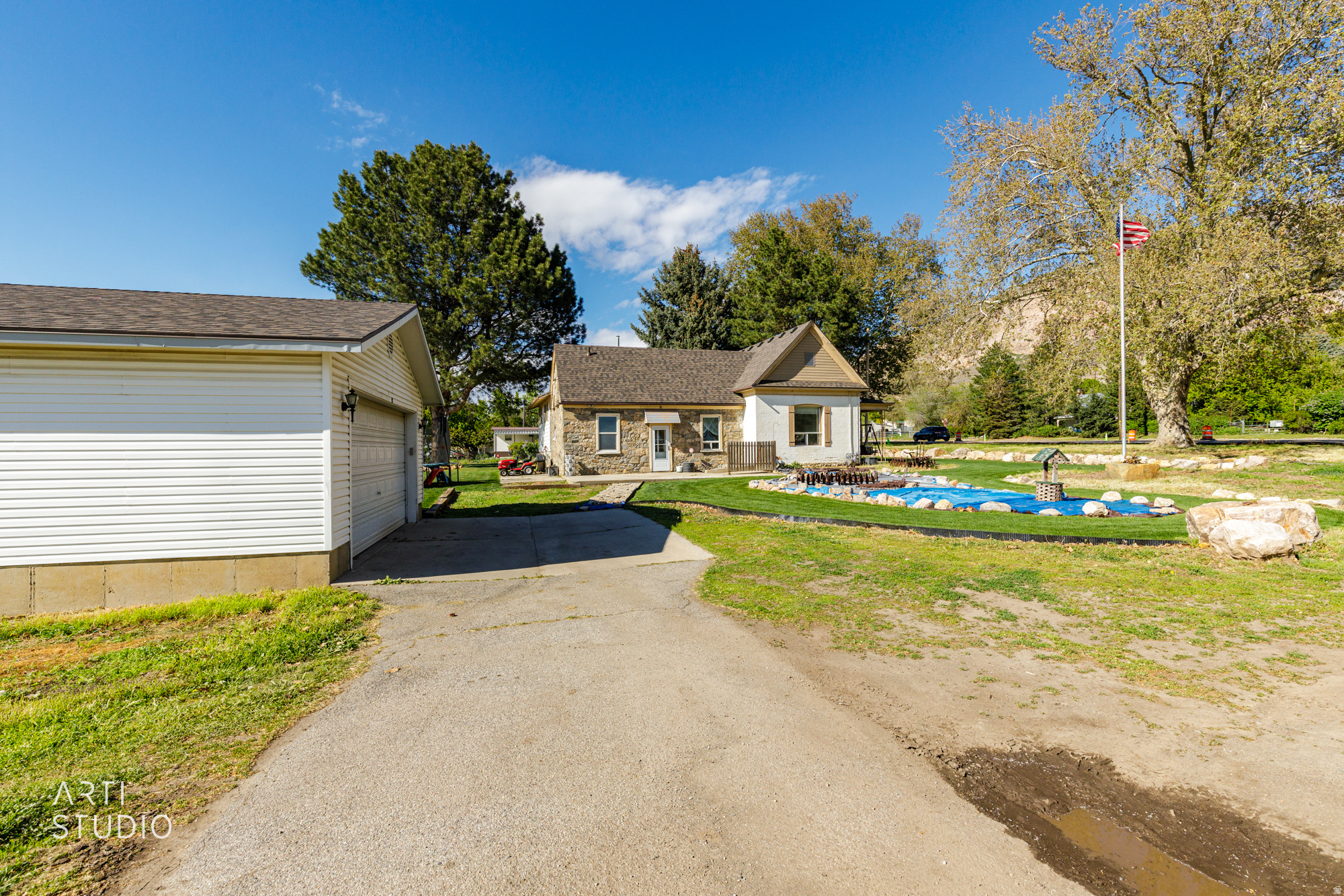 Main image without alt text