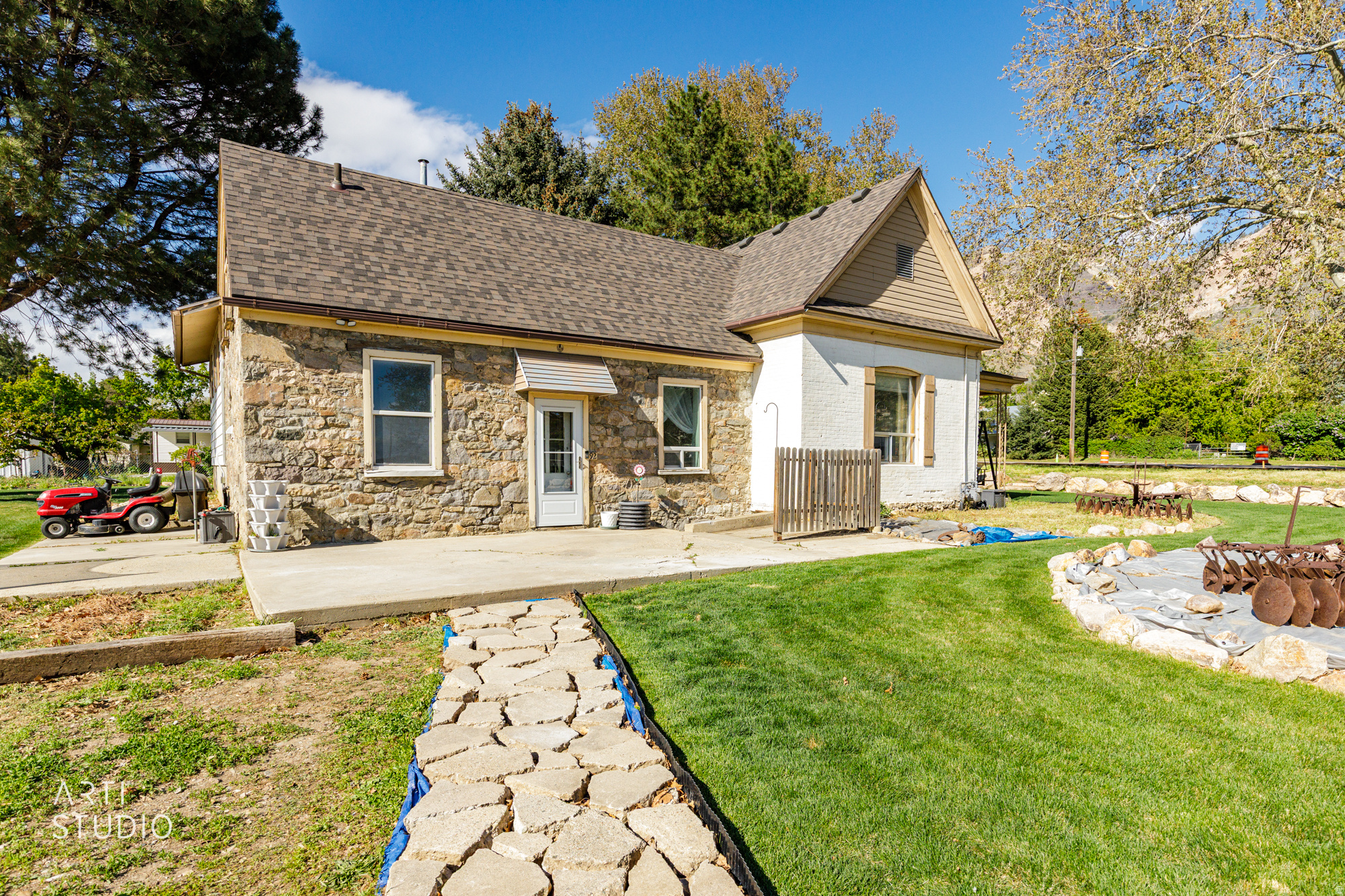 Main image without alt text