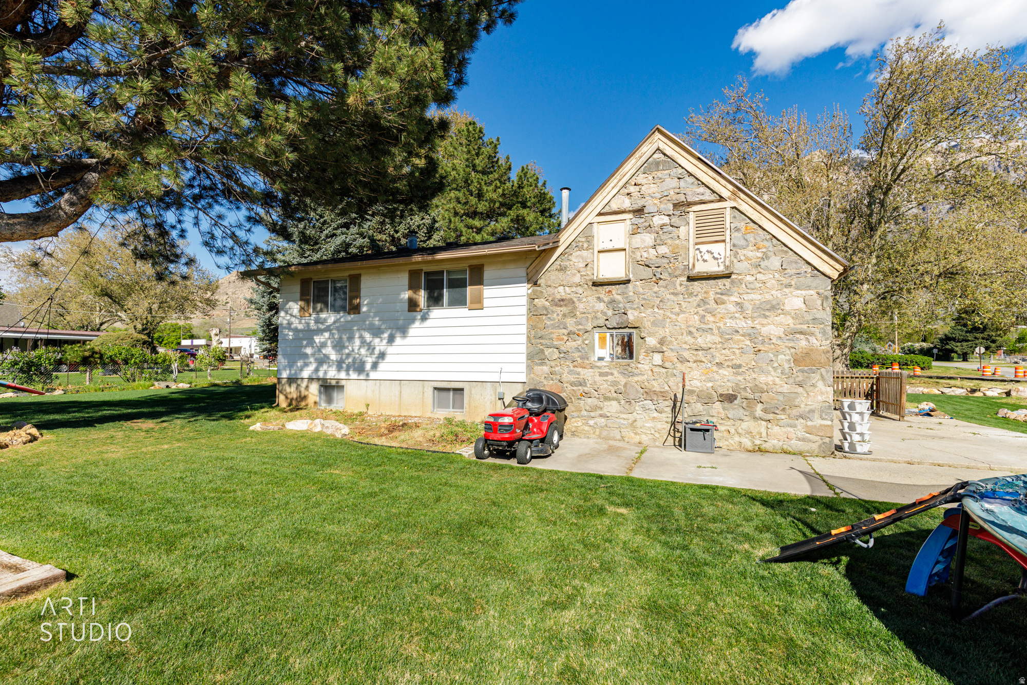 Main image without alt text