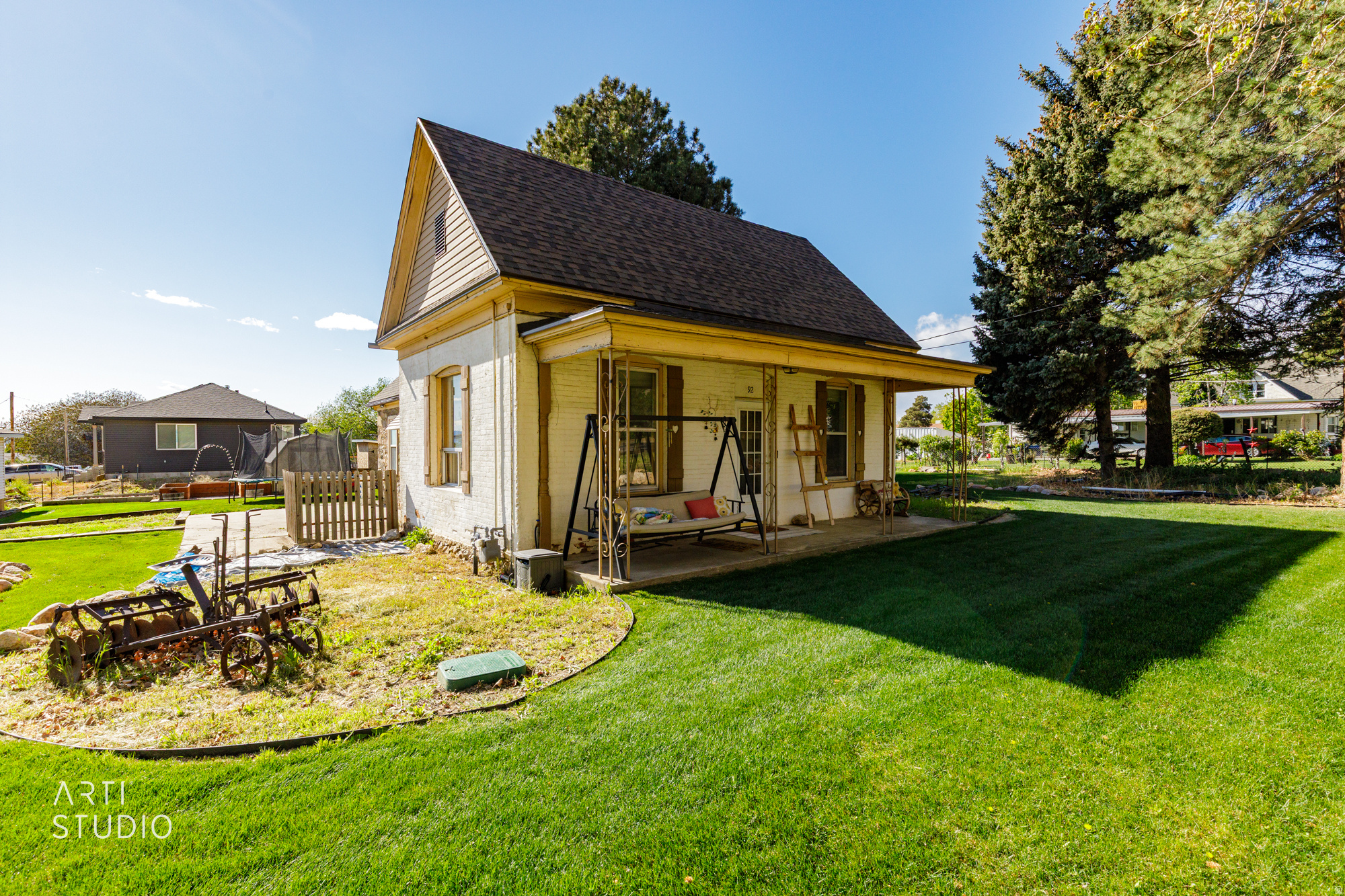 Main image without alt text