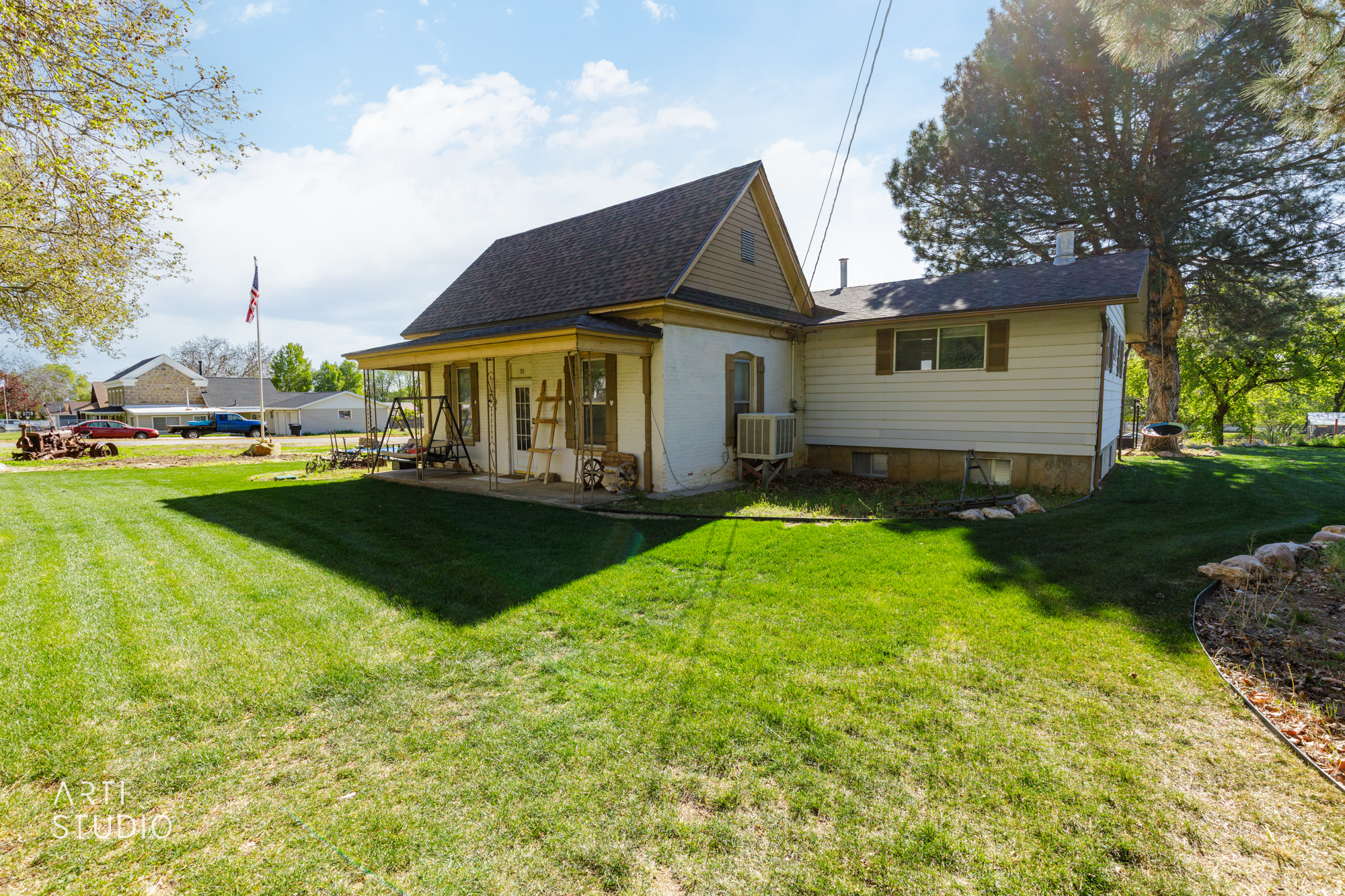 Main image without alt text