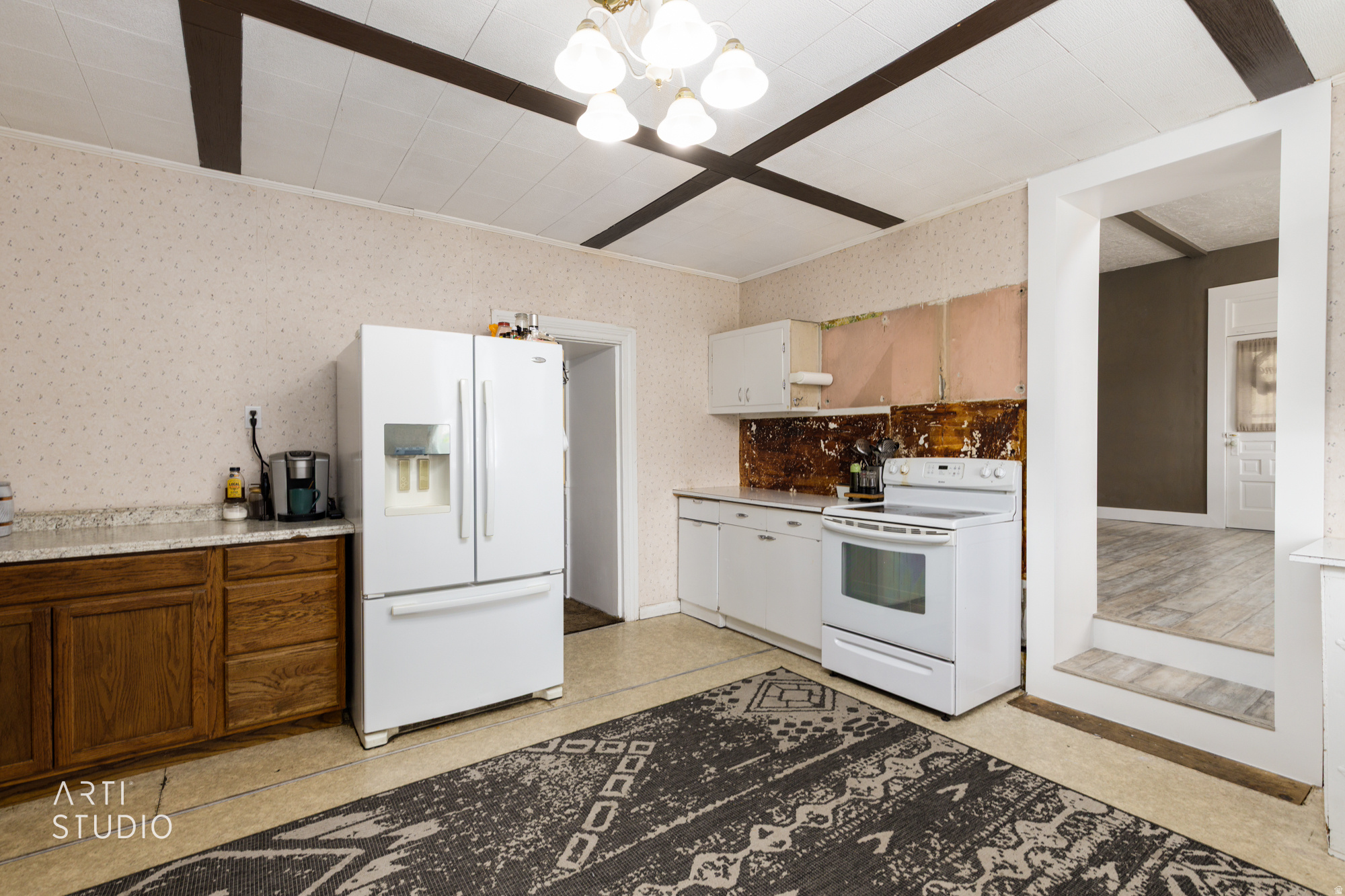 Main image without alt text