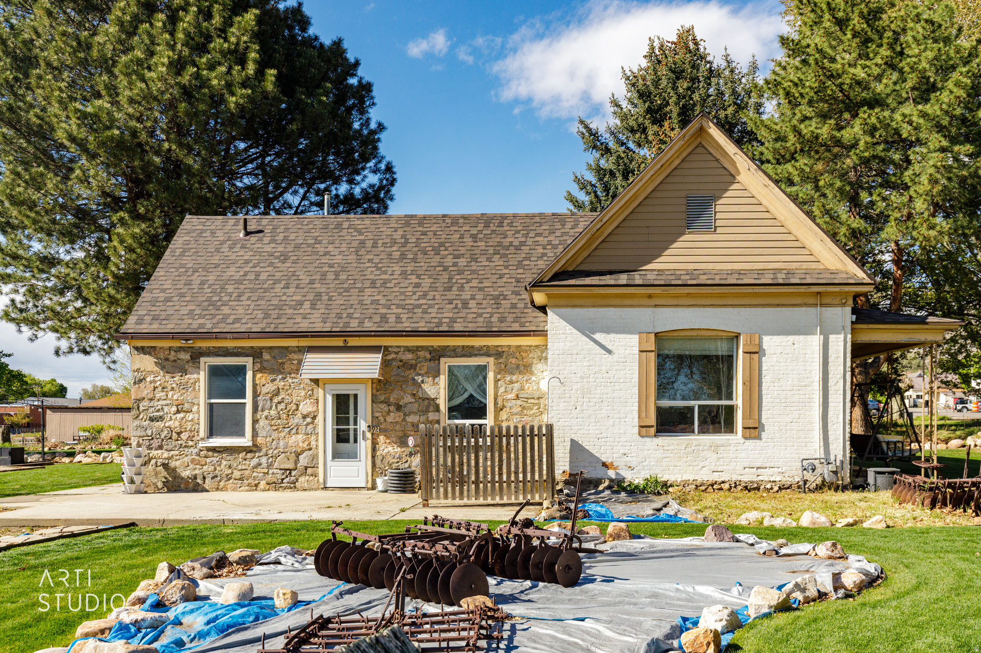 Main image without alt text