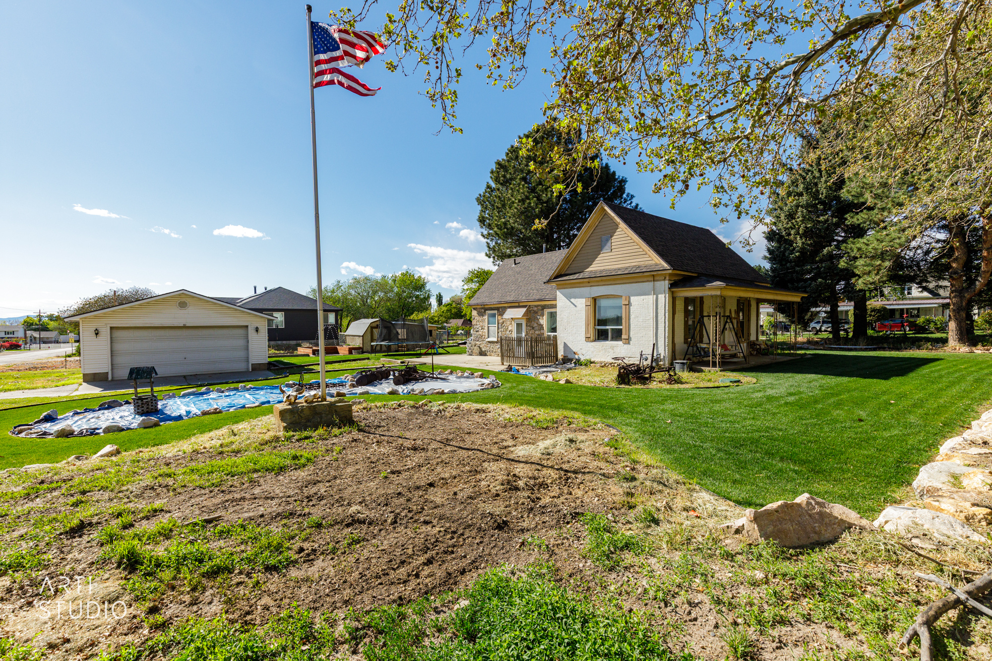 Main image without alt text