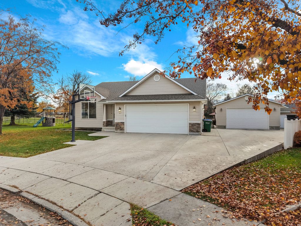 Photo of 411 N 150 W, Hyde Park, UT 84318 (MLS # 2123626)