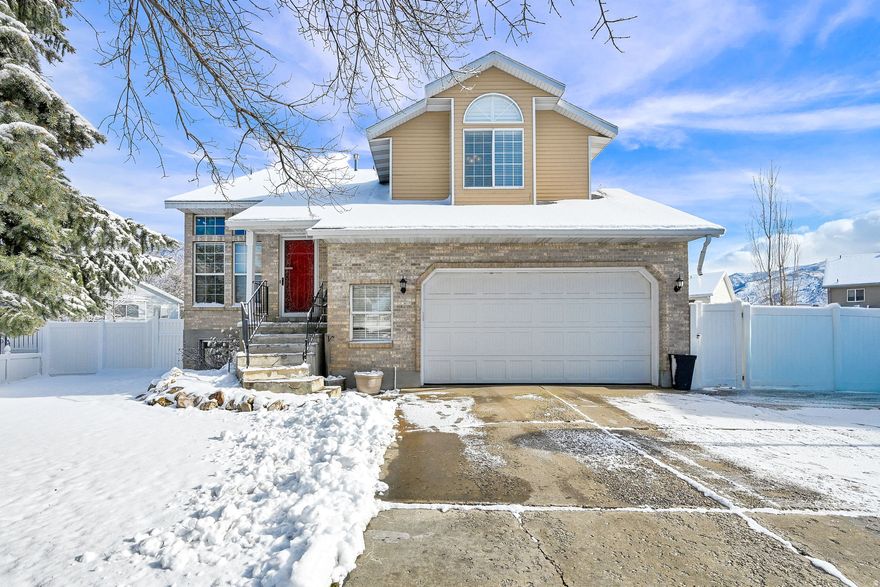 Well-maintained two-story home in a quiet cul-de-sac, perfect for family living. This 4 bed, 4 bath home features Vaulted Ceilings, two kitchens, and a bright open layout. Enjoy a fully fenced backyard ideal for pets and outdoor gatherings. Conveniently located near Majestic Elementary School with easy access to everyday amenities.