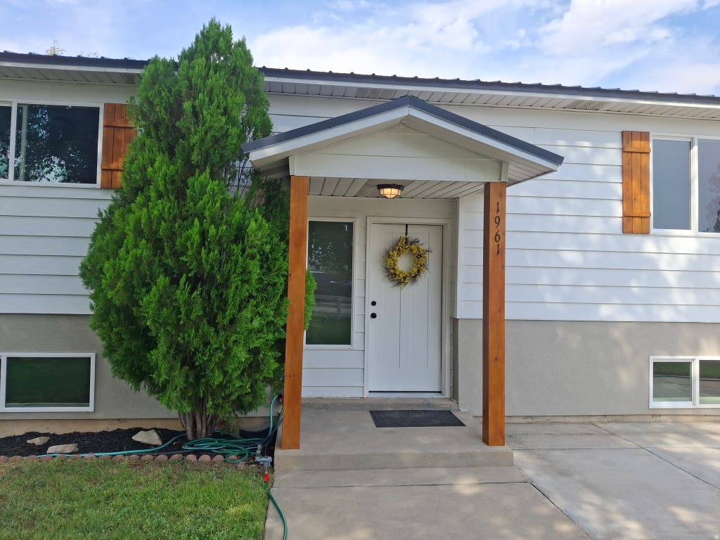 Photo of 1961 E 3050 S, Vernal, UT 84078 (MLS # 2178082)