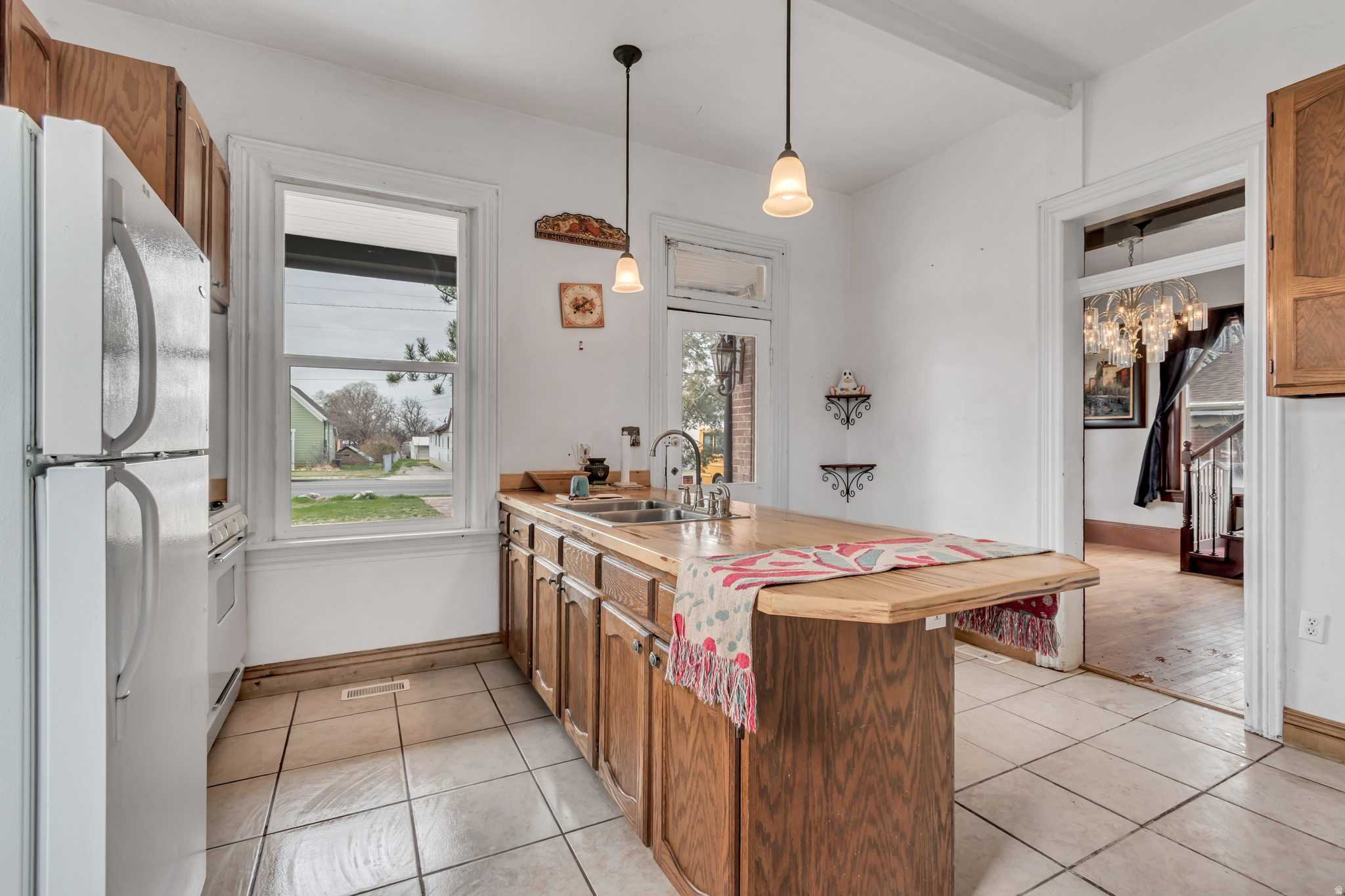 Main image without alt text