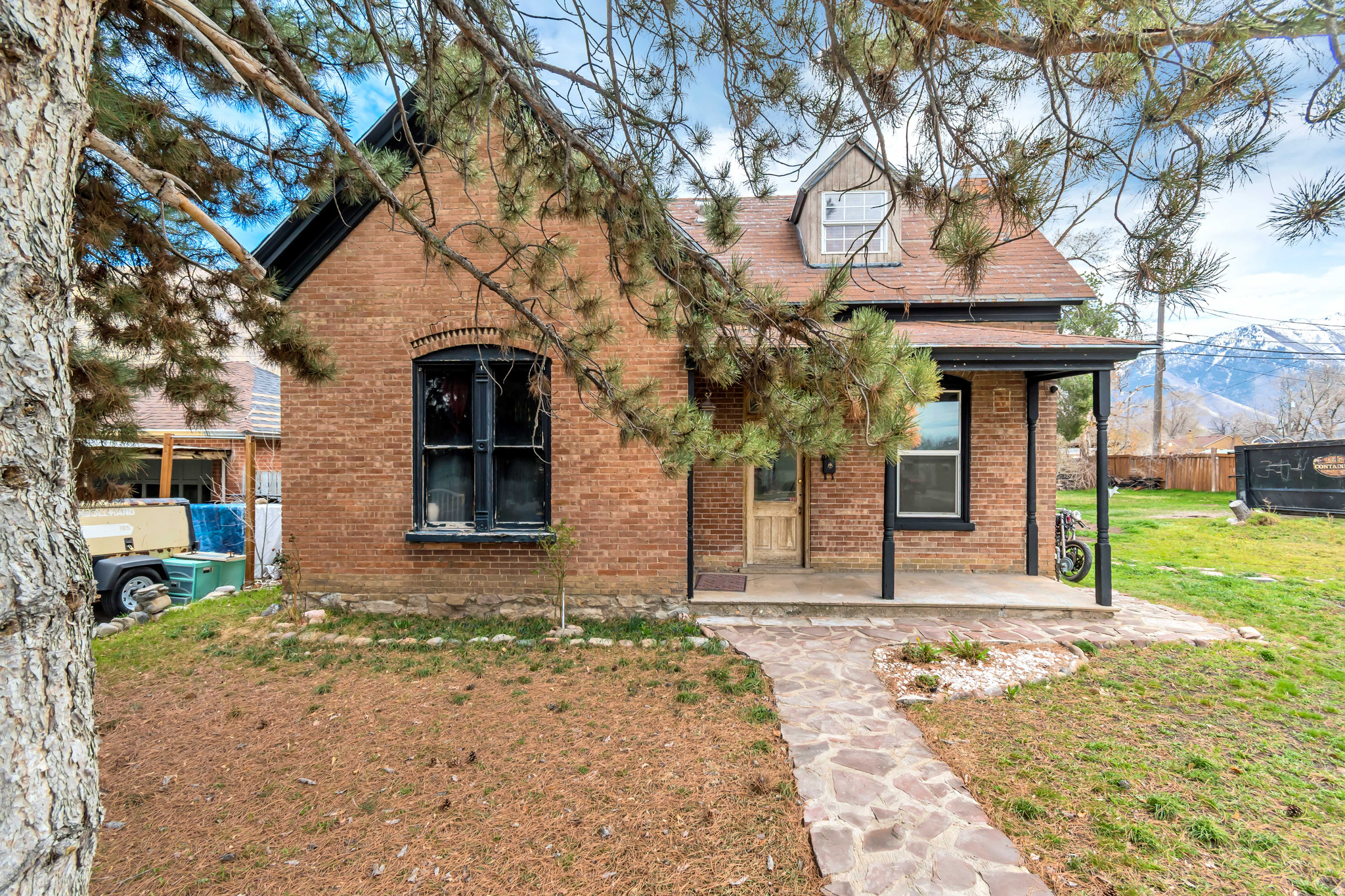 Main image without alt text