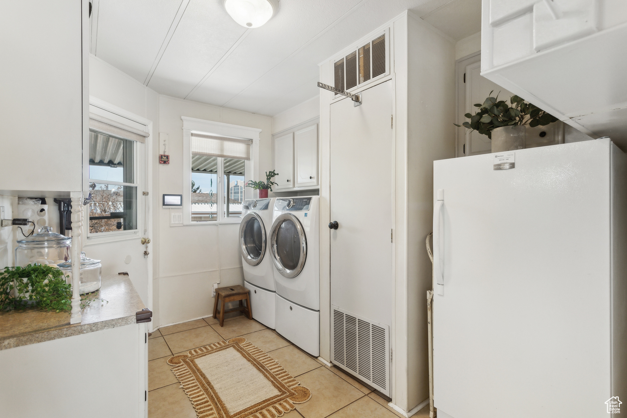 Sandy, Utah 84070, United States, 3 Bedrooms Bedrooms, ,2 BathroomsBathrooms,Residential,Pending,81067