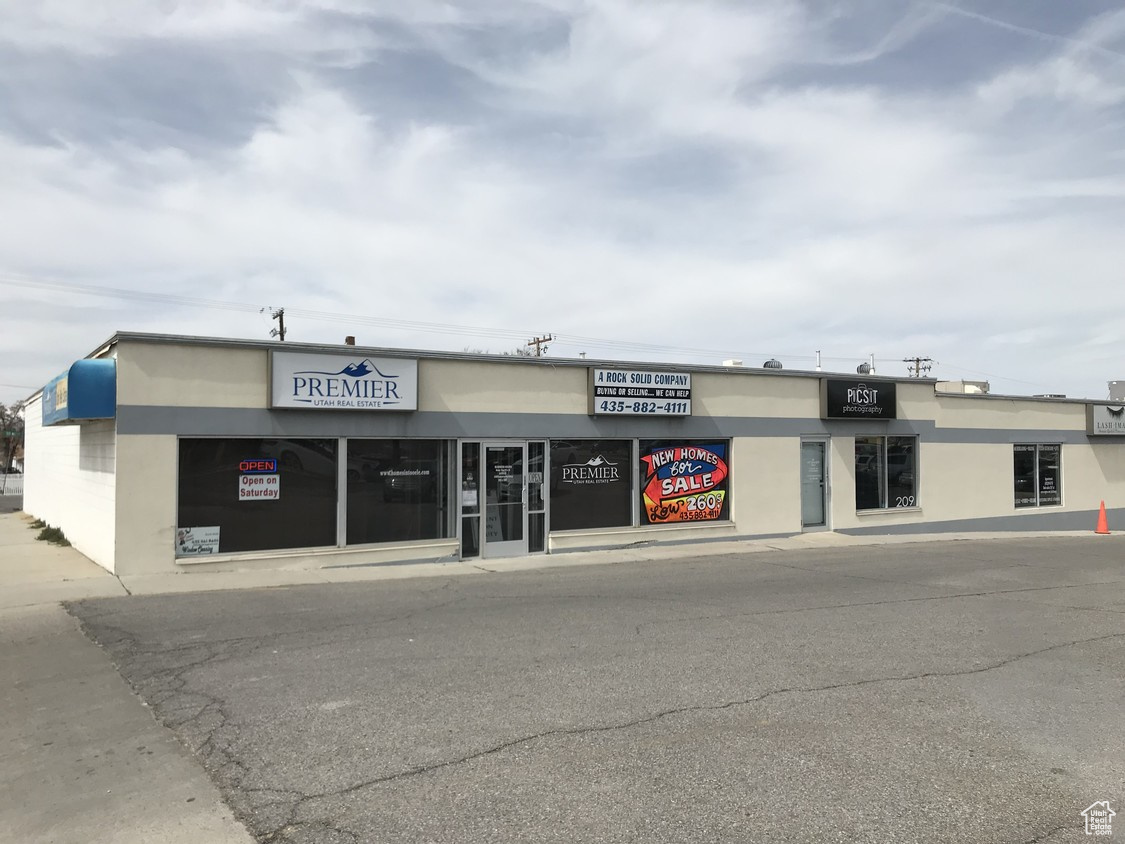 HOLLYWOOD PLAZA - Commercial Lease