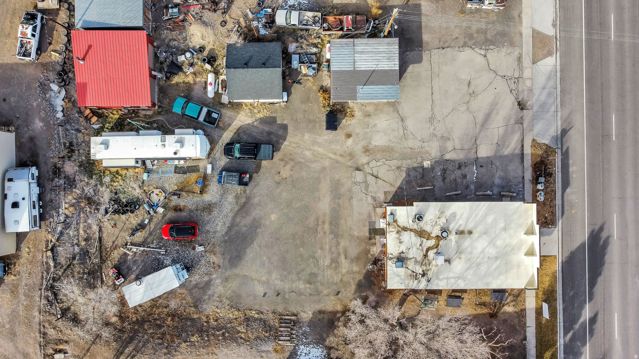 Main image without alt text