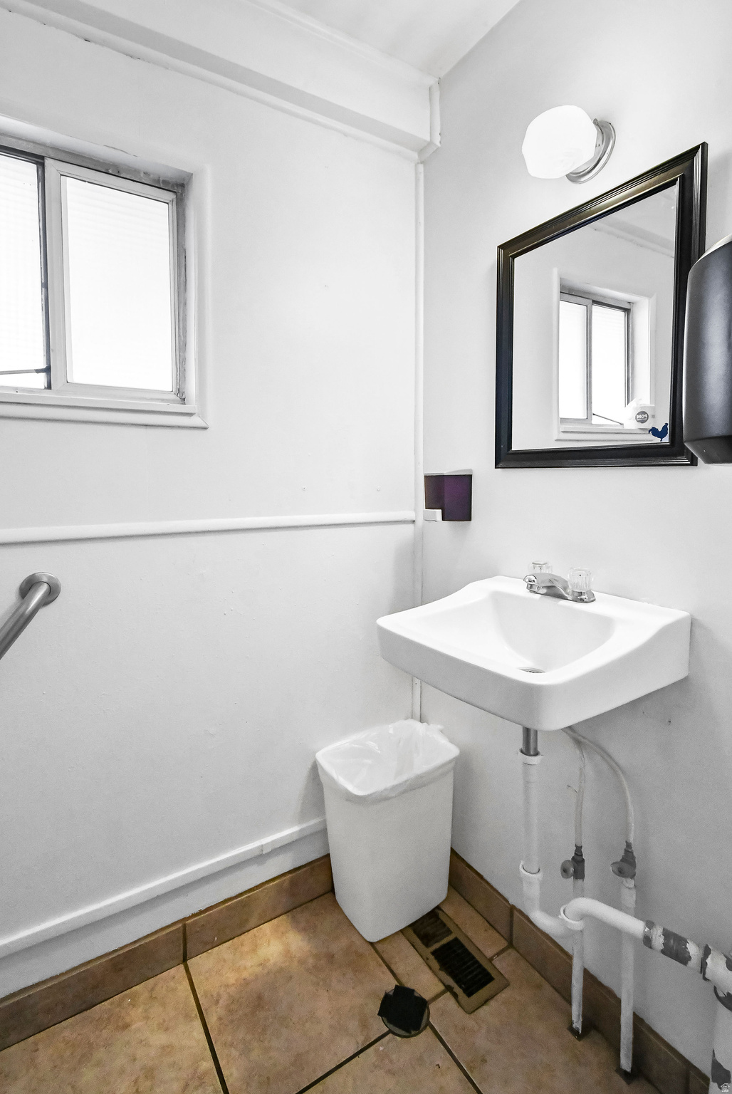 Main image without alt text