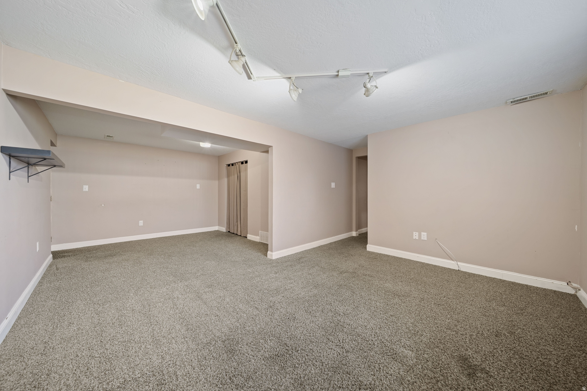 WOODLEDGE #3 - Residential