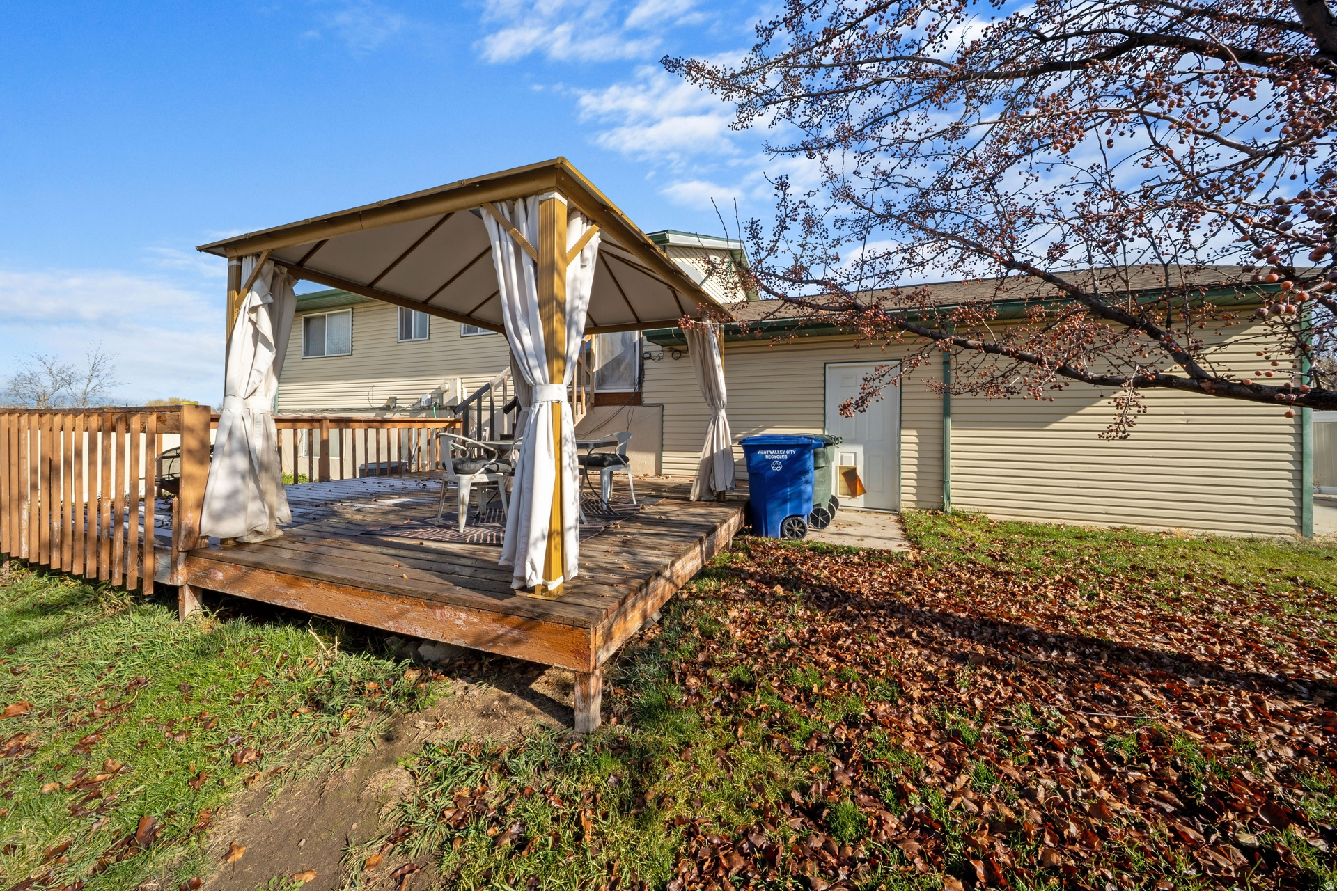 WOODLEDGE #3 - Residential