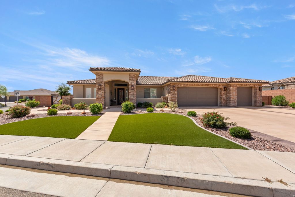 Photo of 717 W OSPREY DR, Washington, UT 84780 (MLS # 2173918)