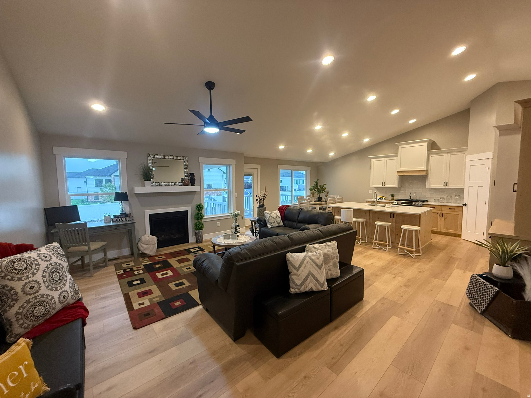 HAPPY DAYS - Residential