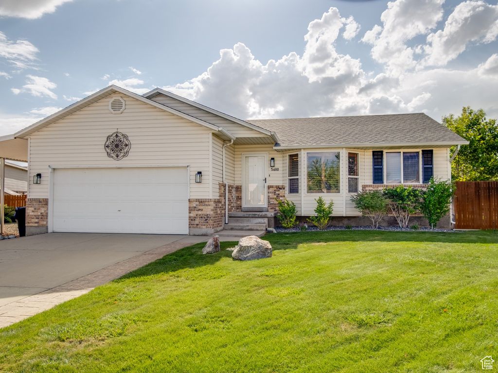Photo for 5480 W SUN RIDGE CT, Kearns, UT 84118 (MLS # 2099681)