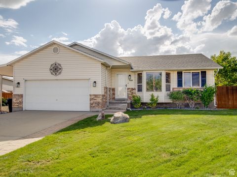 Photo of 5480 W SUN RIDGE CT, Kearns, UT 84118 (MLS # 2099681) Photo of 5480 W SUN RIDGE CT, Kearns, UT 84118 (MLS # 2099681)
