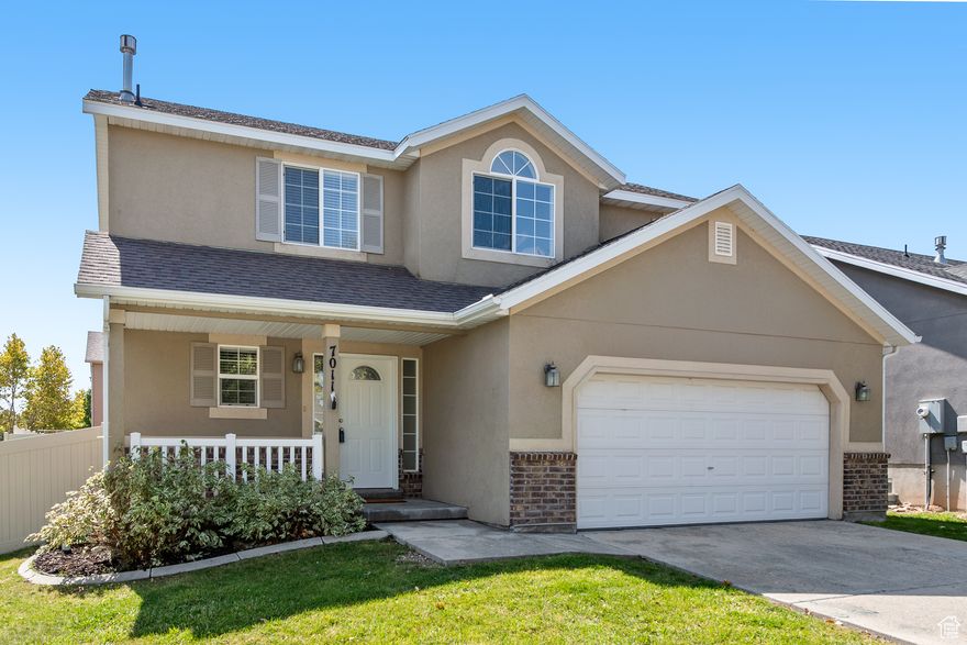 Fully Updated! New quartz countertops, New carpet and pad, New paint, New high quality LVP flooring! Amazing floorpan with Large kitchen with spacious pantry. Four bedrooms all on the 2nd level! Large master bedroom with roomy master walk in closet. Looks and feels new!