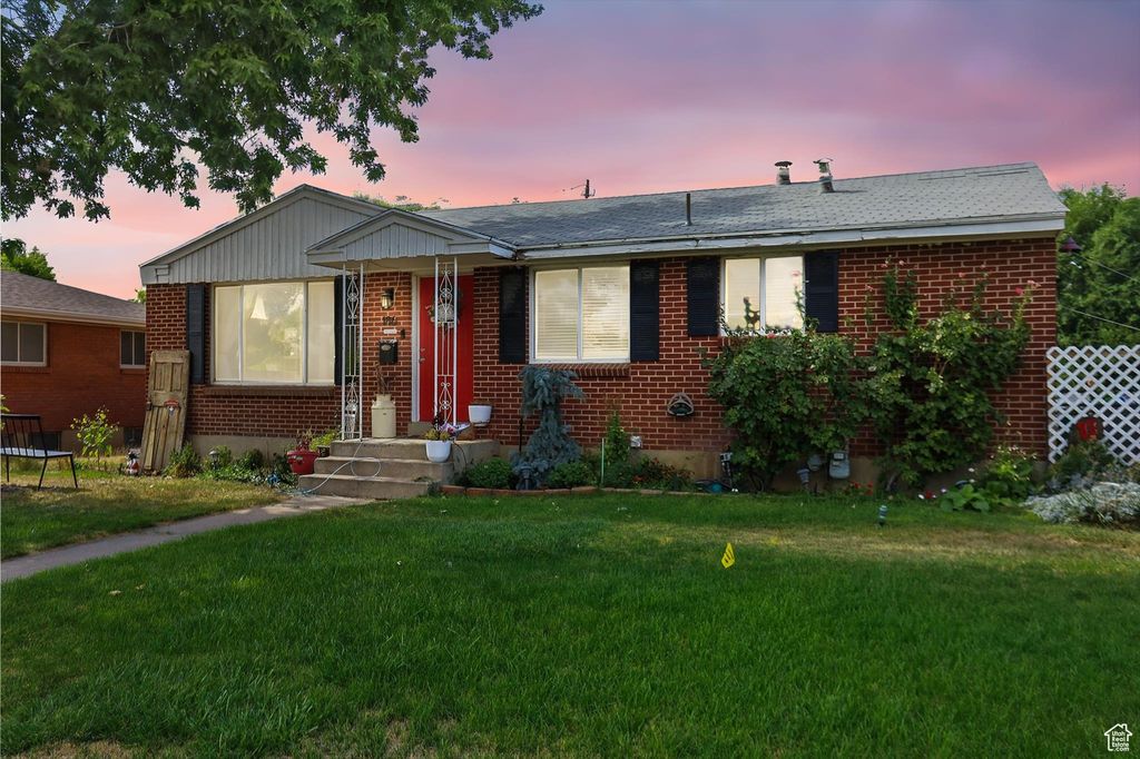 Photo of 186 SYCAMORE CIR, Clearfield, UT 84015 (MLS # 2119336)