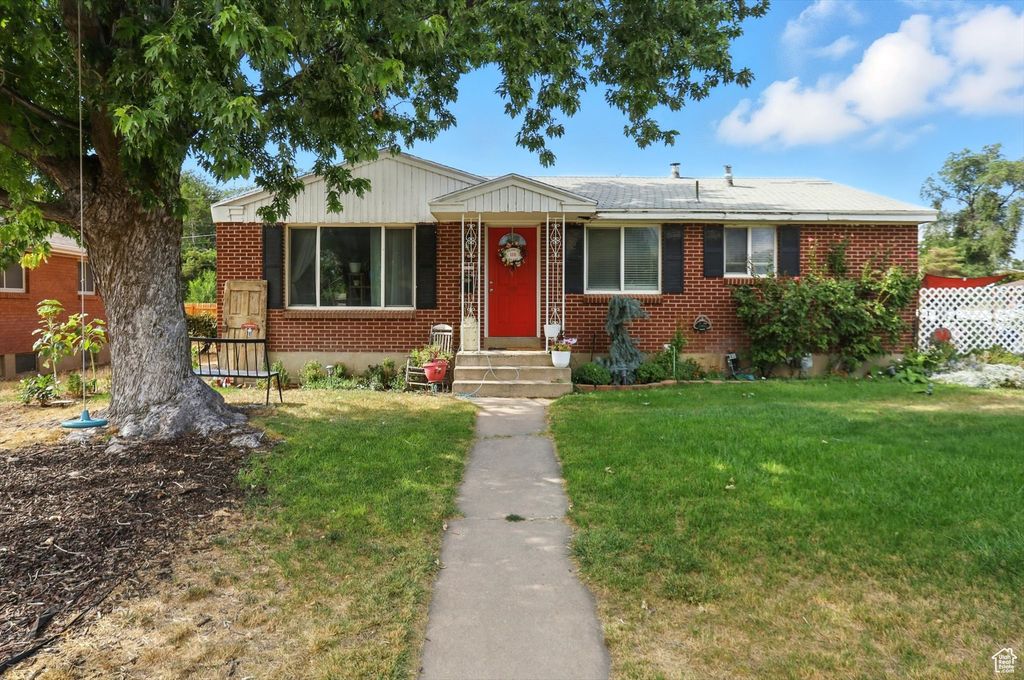 Photo of 186 SYCAMORE CIR, Clearfield, UT 84015 (MLS # 2119336)