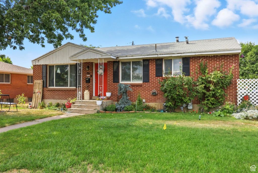 Photo of 186 SYCAMORE CIR, Clearfield, UT 84015 (MLS # 2119336)
