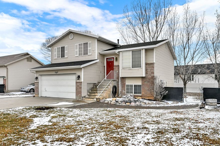 Well-kept tri-level home tucked away on a quiet street. The functional multi-level layout offers comfortable living spaces and a light-filled kitchen with solid wood cabinetry. A standout feature is the spacious, beautifully maintained yard with mature trees: ideal for relaxing or entertaining. Clean, move-in ready, and conveniently located near schools, parks, and local amenities.