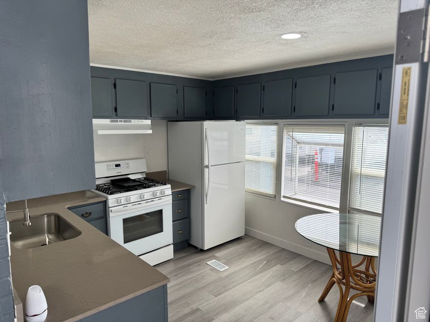 This remodeled mobile home features 3 BDRMS., 1 with a private entrance, brand new kitchen, New flooring, and paint. Located downtown, it offers easy access to amenities. Central air ensures year-round comfort. Perfect for modern living .move in ready. 3 bed room is independent has its own bath room and lock and key