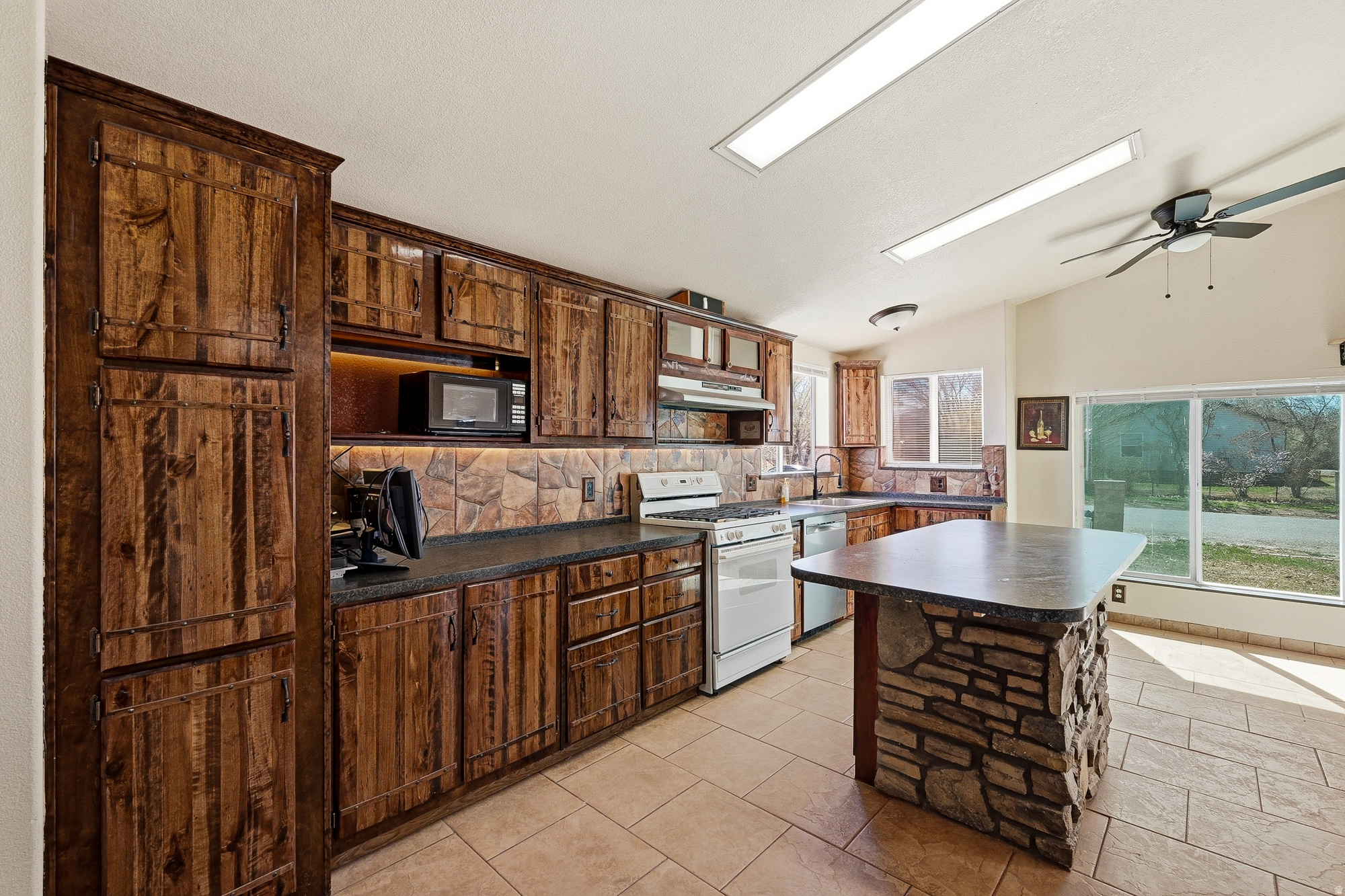 SPANISH TRAIL ESTATE - Residential