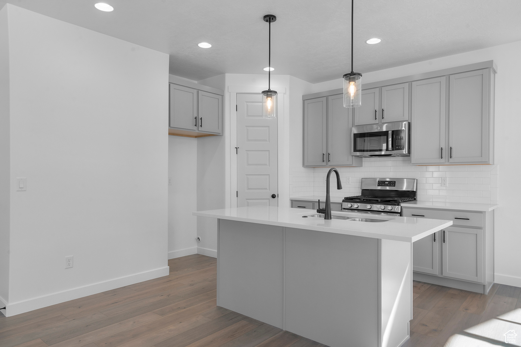 BROADVIEW SHORES COTTAGES 735 - Residential