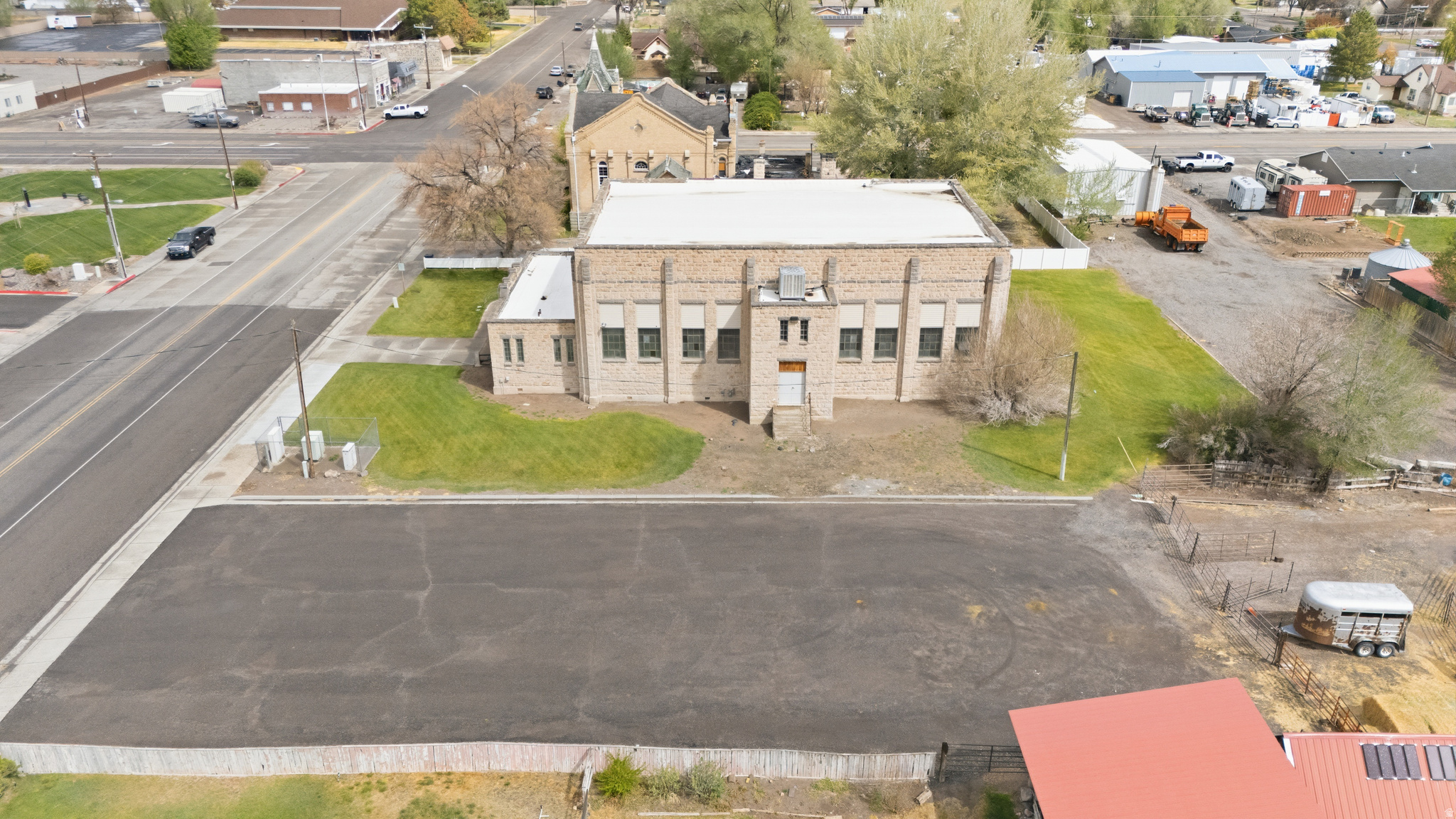 Main image without alt text