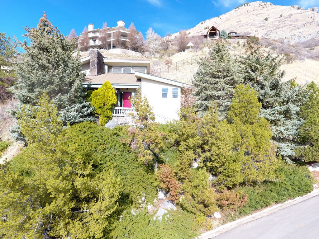 Photo of 4006 SHERWOOD DR, Provo, UT 84604 (MLS # 2143897)