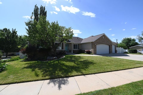 Tiny photo for 936 S DAVIS CREEK LN E, Farmington, UT 84025 (MLS # 2163796)