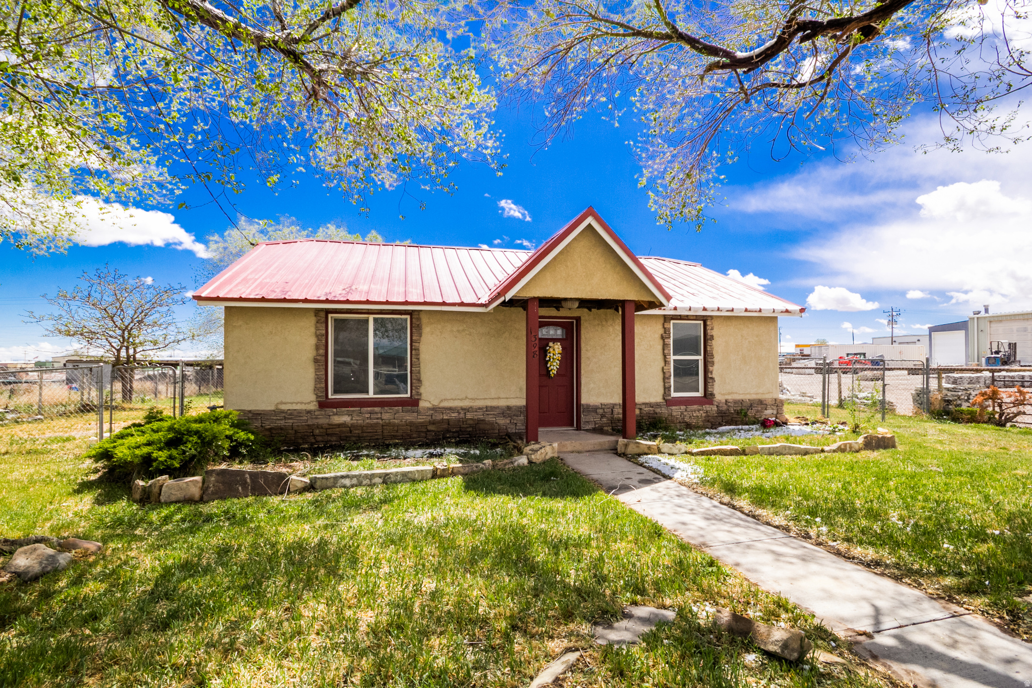 Main image without alt text