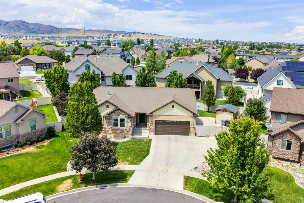 Photo of 652 W SIDNEY LN, Saratoga Springs, UT 84045 (MLS # 2173537)