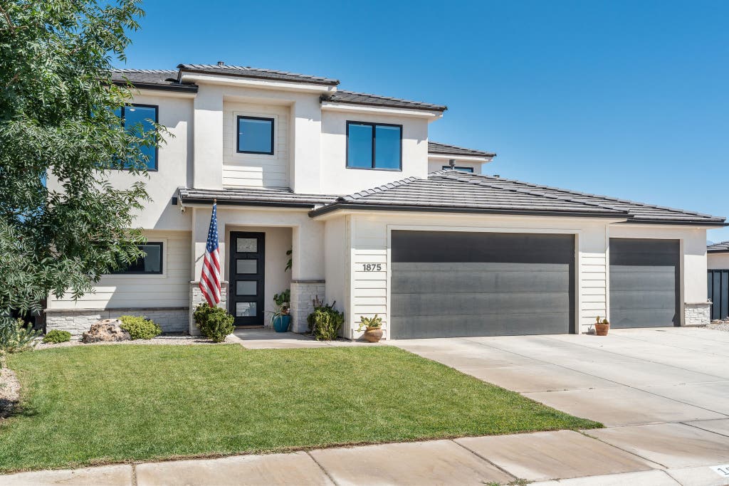 Photo of 1875 E HONEYCOMB DR, Saint George, UT 84790 (MLS # 2163305)
