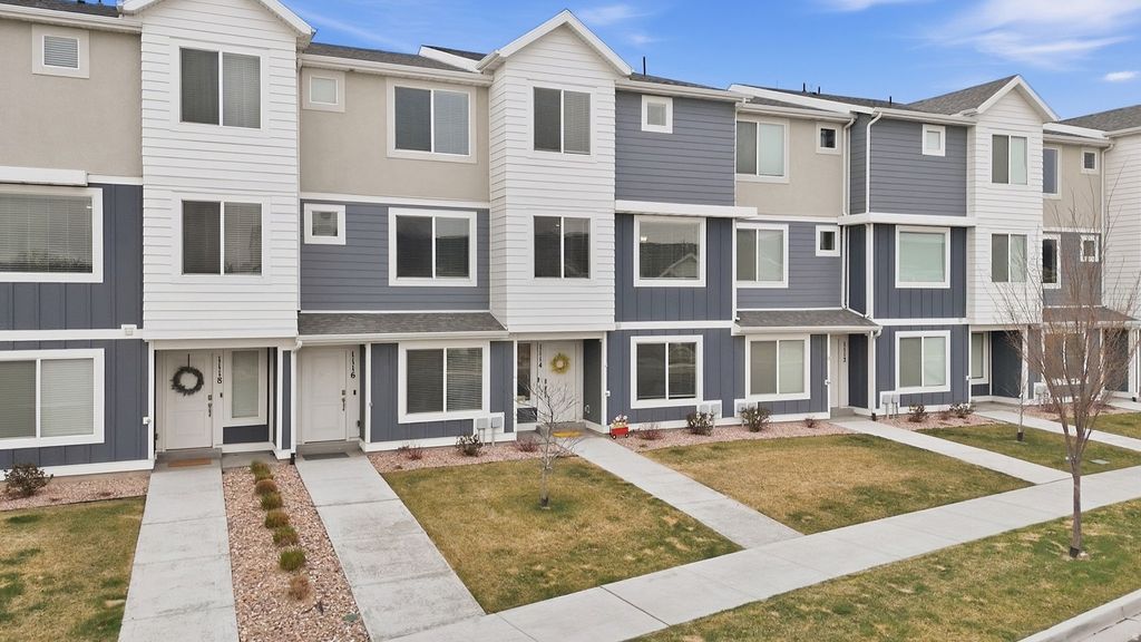 Photo of 1114 E YARD ROW, Saratoga Springs, UT 84045 (MLS # 2145388)