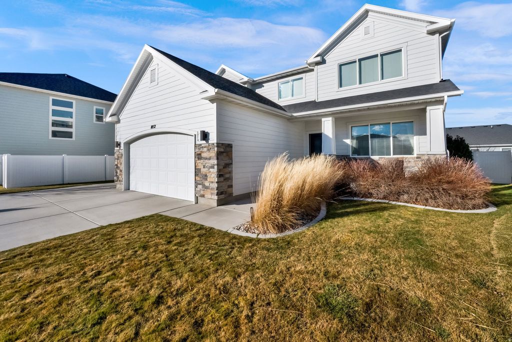 Photo of 1052 W VALOR CT, Bluffdale, UT 84065 (MLS # 2129832)