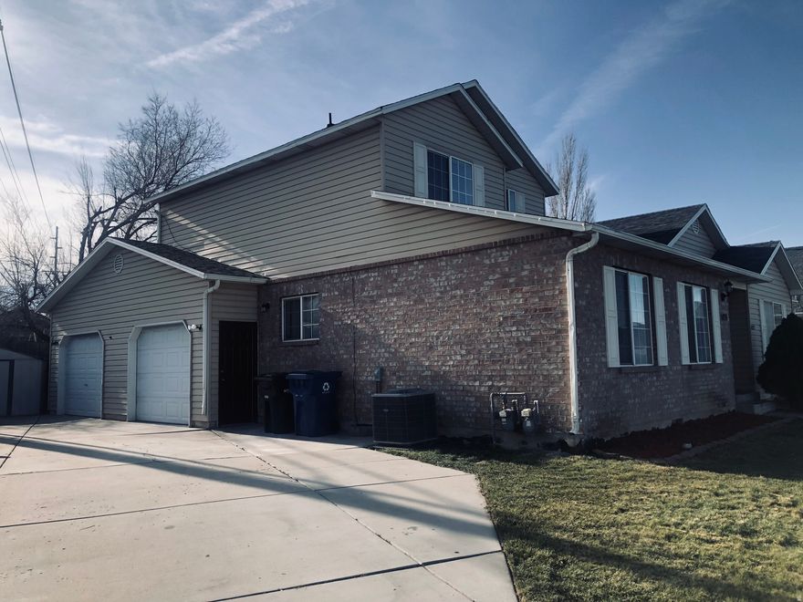 Square footage figures are provided as a courtesy estimate only and were obtained from County Records.  Buyer is advised to obtain an independent measurement.