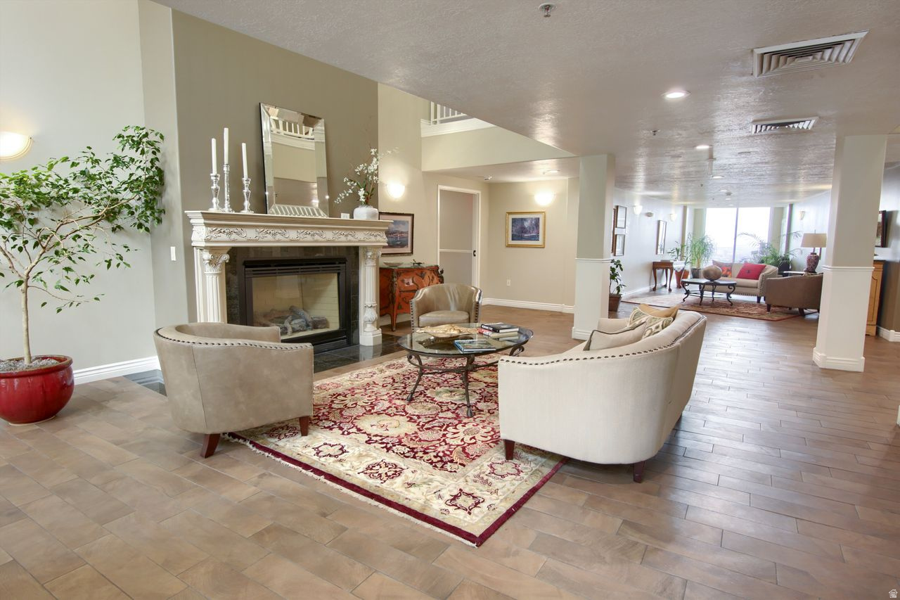 PRESIDENTIAL CLUB - Residential