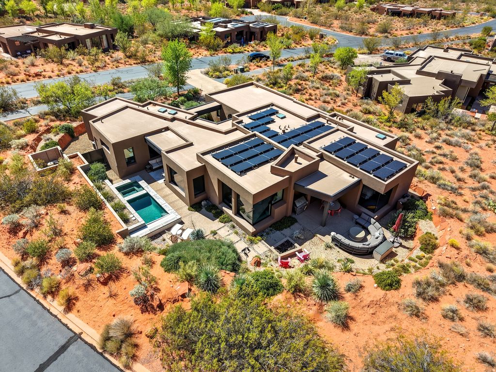 Photo of 308 W MALLOW WAY, Ivins, UT 84738 (MLS # 2122908)