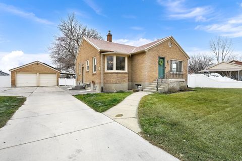 Photo of 696 S LOCUST AVE, Pleasant Grove, UT 84062 (MLS # 2136253)