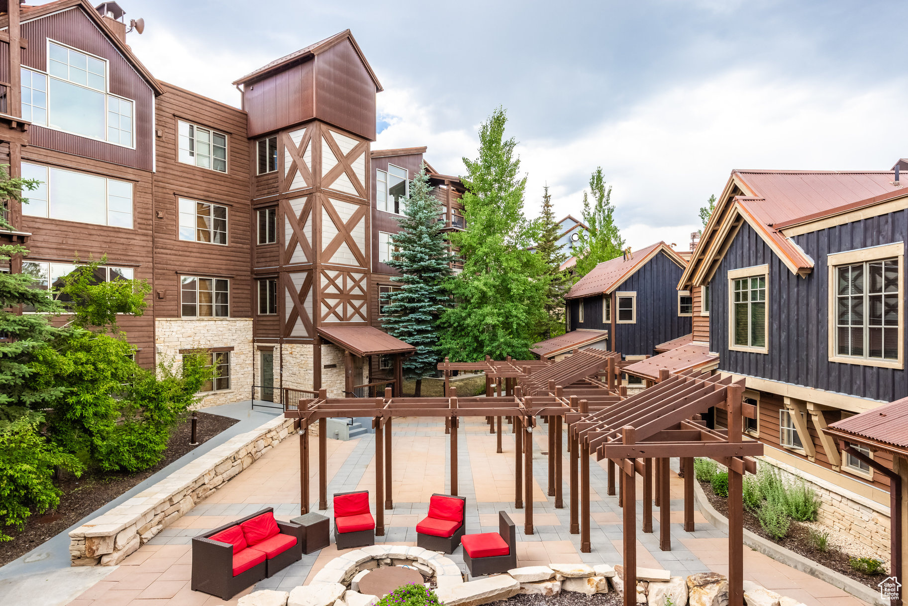 SPIRO CONDOMINIUMS - Residential