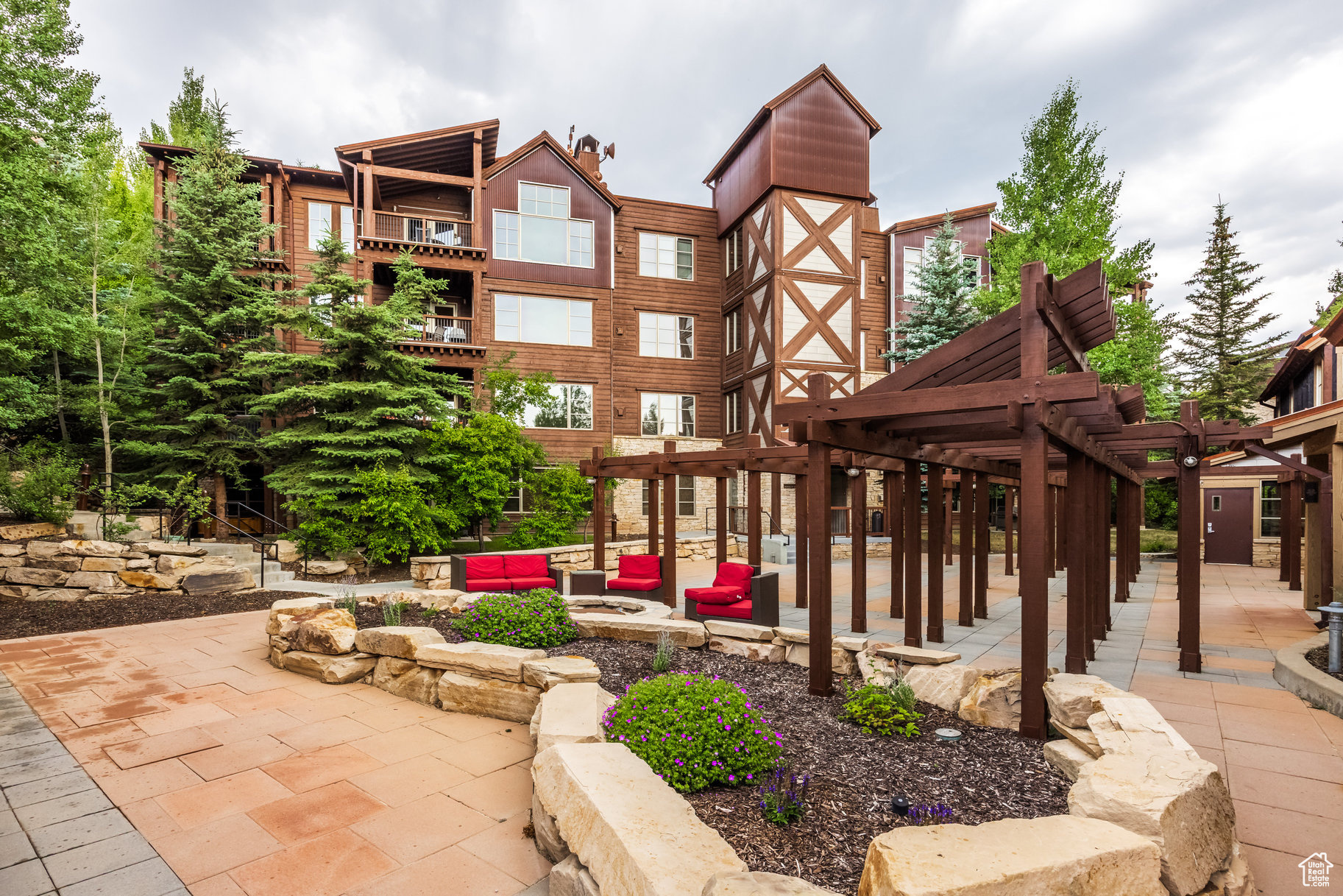 SPIRO CONDOMINIUMS - Residential