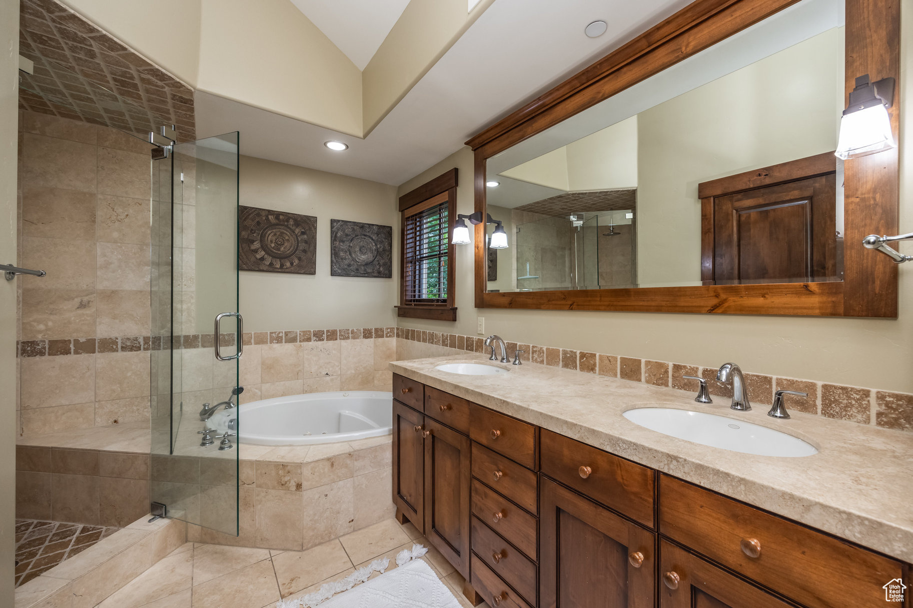 SPIRO CONDOMINIUMS - Residential